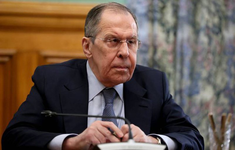 Lavrov “zë ngushtë” perëndimin: Nëse doni paqen pse po dërgoni armë në Ukrainë?