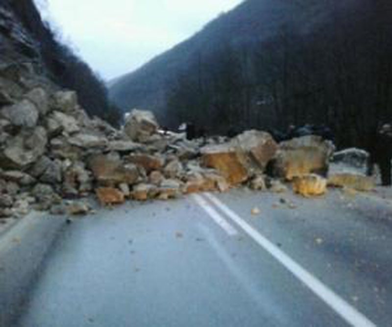 Rëndohet situata në aksin rrugor Elbasan-Librazhd: Fillojnë evakuimet e para të shoferëve, shiu nuk ndalet!