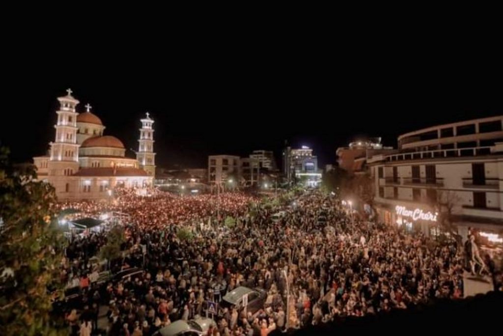 Festohen pashkët Ortodokse në mbarë vendin. Kishat mbushen plot pas dy viteve pandemi