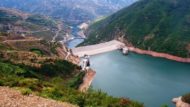 Reshjet e shiut përmirësojnë situatën hidrike, shkon në 271 metra niveli i ujit në liqenin e Fierzës