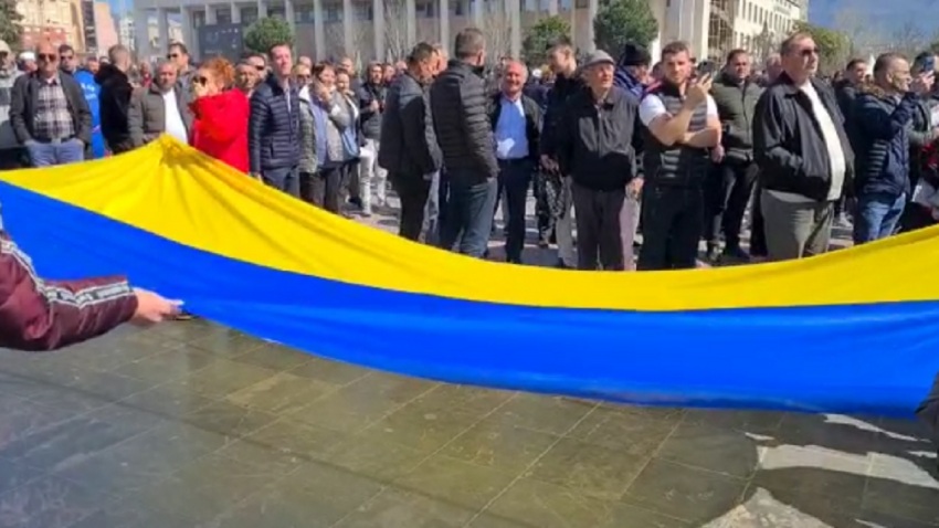 Marshimi për Ukrainën në Tiranë, përfaqësuesja e SHBA: Nuk ka popull më të fortë se shqiptarët, e dini mirë se çfarë është lufta dhe solidariteti