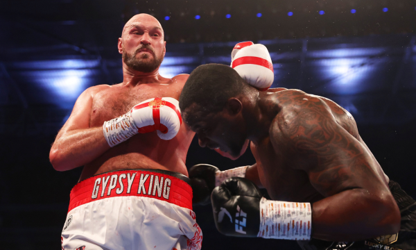 VIDEO/ Tyson Fury ruan titullin kampion bote, momenti kur hedh në tokë Dillian Whyte në raundin e gjashtë