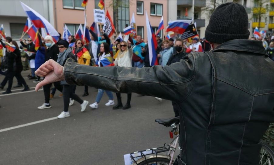 “Paradat e turpit”! Qytetet gjermane përfshihen nga demonstrata pro-ruse