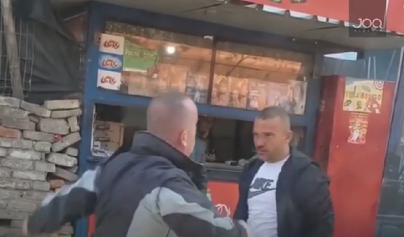 VIDEO/ Sherr me grushta dhe gurë mes një kontrollori biletash dhe një qytetari