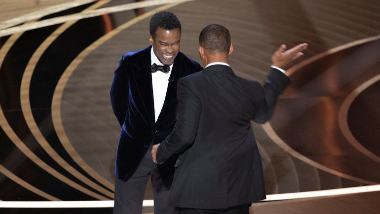 “Veprimet e mia ishin shokuese, të dhimbshme dhe të pafalshme”: Will Smith jep dorëheqje nga Oscar! Çfarë do të thotë?