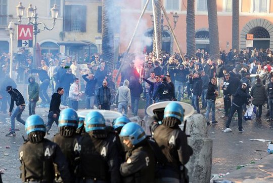 Tre të dënuar me burg dhe qindra të arrestuar: Tifozët e Romës dhe Feyenoord në Tiranë për “hesapet e vjetra”