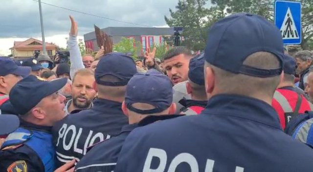 Degradon situata/ Bllokojnë rrugën, shpërthejnë tensionet mes policisë dhe banorëve deri në përplasje fizike. Zbarkon FNSH dhe marrin vendimin urgjent