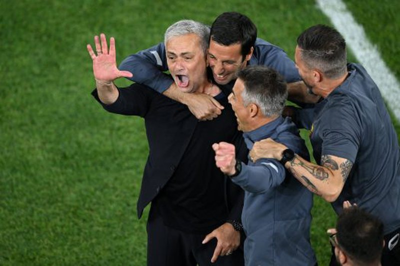 Festë e madhe/ Erdha, pashë, fitova! Mourinho mbetet unik, vendos një rekord special në Evropë: Trajneri i parë në histori që …