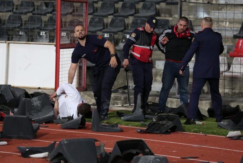 Shkatërruan stolat në ‘Elbasan Arena’ dhe kundërshtuan me dhunë punonjësit e policisë, e pësojnë keq dy tifozët e zjarrtë