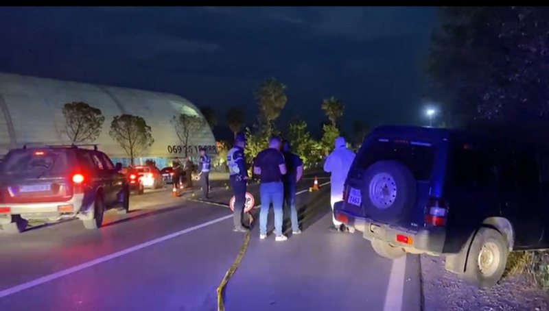 Video/ Të tmerruar dhe gjysëm të zhveshur, momenti kur të rinjtë në Lezhë dalin nga makina pas atentatit