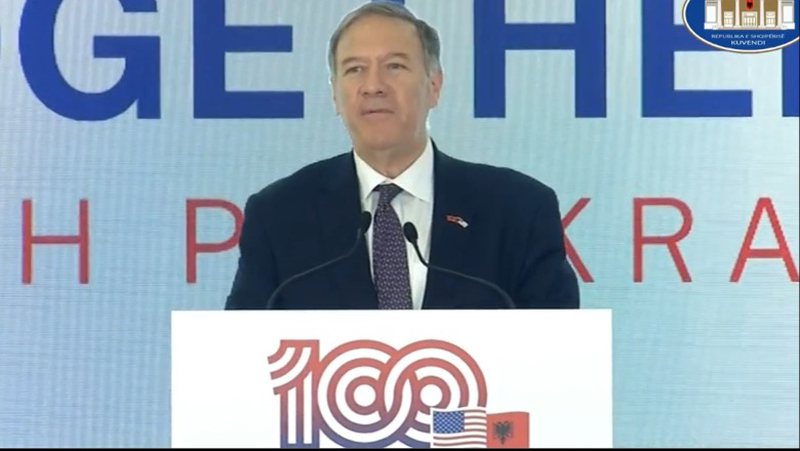 “Po bëja shaka që kam shërbyer edhe si opozitë edhe me shumicën”/ Ish sekretari amerikan Pompeo mban fjalën e tij në Tiranë: Marrëdhëniet mes Shqipërisë dhe SHBA-së janë të shkëlqyera, do të ketë edhe …