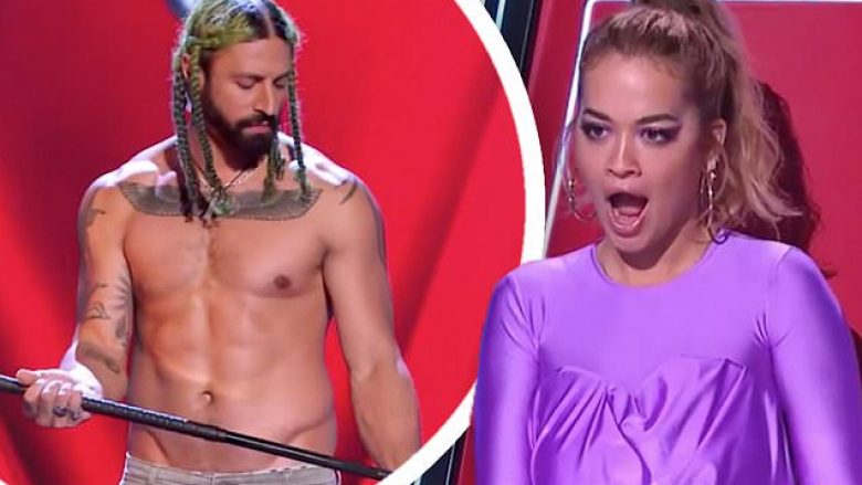 Një konkurrent në “The Voice Australia” zhvesh këmishën, Rita Ora nuk i reziston: Të dua, a është shumë shpejt?