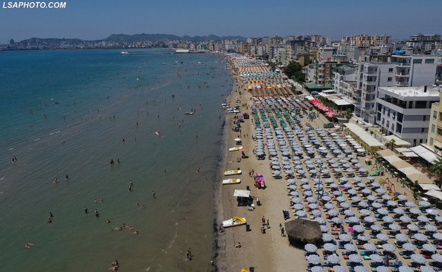 Panikosen pushuesit, e pazakontë çfarë është shfaqur në bregdetin e Durrësit, fotografohet nga qytetarët