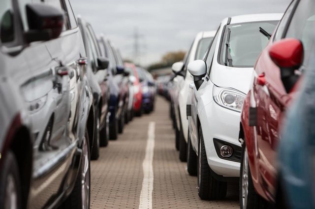 Jo më automjete me benzinë dhe naftë: Parlamenti europian voton për heqjen e tyre nga qarkullimi brenda 2035