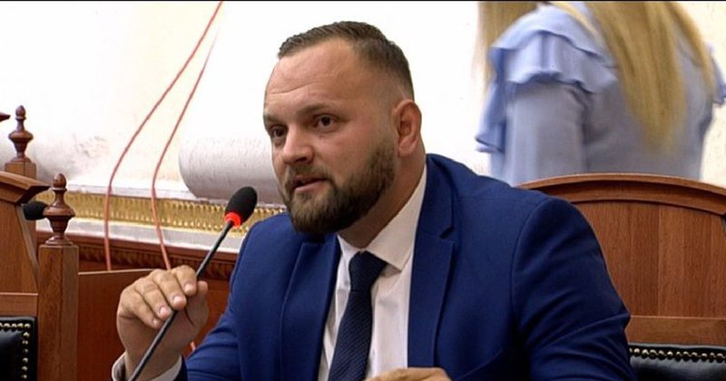 “Kam rënë në gjurmën e skandalit…”! Kallzoi presidentin në SPAK, Halit Valteri hedh dyshimet e forta: Pse u larguan mediat sot sapo përmenda emrin e Ilir Metës?!