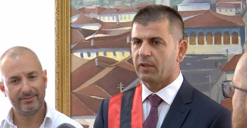 Ja si ish-kryebashkiaku i Vorës mbushi vazot me të “bardhë” 1 milion euro! PS e cilëson arrestimin e Kajmakut lajm jo të mirë, PD shton akuzat ndaj Ramës