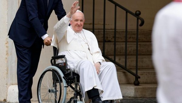 “Fryma e kësaj bote është e ngutshme”! Papa Françesku mban predikimin e së dielës ulur në një karrocë me rrota