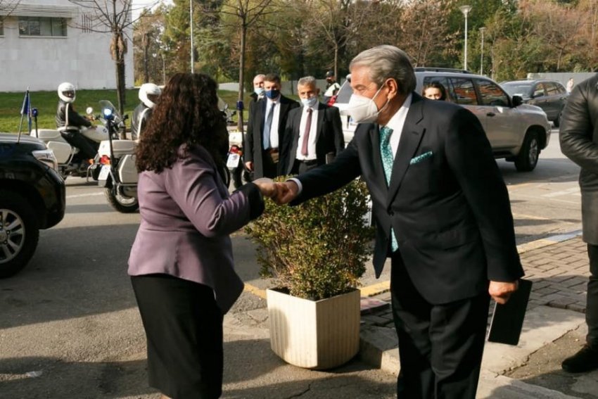 Analist kosovar: ‘Vjosa dhe Albini përballë Edi Ramës janë si krimbi para shqiponjës! Presidentja sikur me pas qenë çika e Sali Berishës”