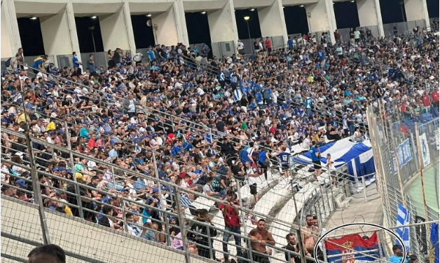 Grekët provokojnë gjatë ndeshjes me Kosovën, në stadium shfaqet flamuri serb