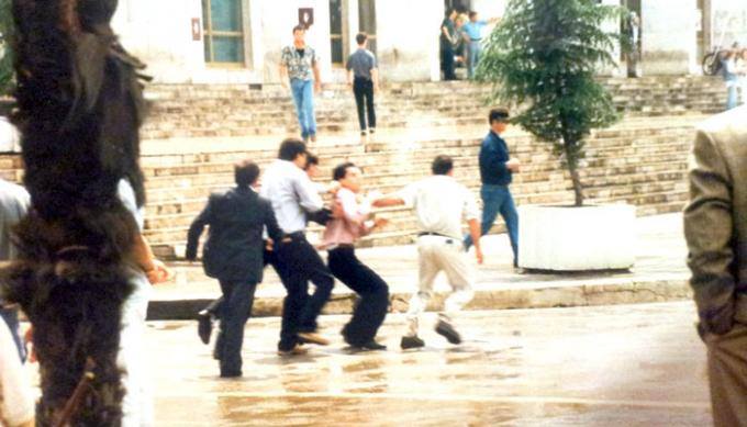 Organizatori i protestave të studentëve të Dhjetorit: Të hetohet dhuna barbare e 1996! Berisha krijoi partinë-shtet njësoj si Enveri diktaturën: Ja si ruheshim nga vrasësit në rrugicat e errëta dhe pa njerëz