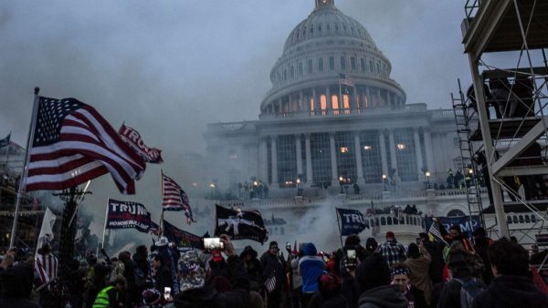 “Thirri turmën dhe i ndezi flakën”! Mbështetësit e tij sulmuan dhunshëm Kongresin: Donald Trump akuzohet për “grusht shteti”