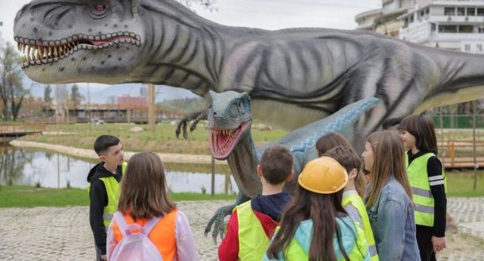 Kur kafshët e ardhur në qytet shkojnë të shikojnë kafshët e zooparkut: Sulmohet me gurë tigri , i shkulin dhëmbët instalacioneve dhe thyejnë dritat