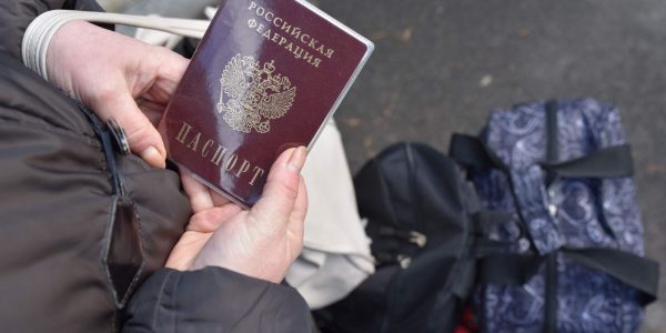 Rusia e bën fakt të kryer: Dorëzohen pasaportat e para ruse në zonat e pushtuara të Ukrainës