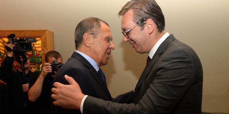 Vuçiq në tension pas anulimit të vizitës së Lavrov: Po përgatit reagim ndaj tri vendeve që mbyllën hapësirën ajrore