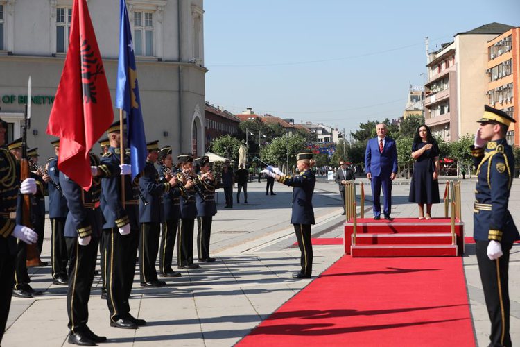 Vjosa Osmani i bën qokën e fundit Ilir Metës, që e mbyll Presidencën pa asnnjë vizitë zyrtare në Perëndim