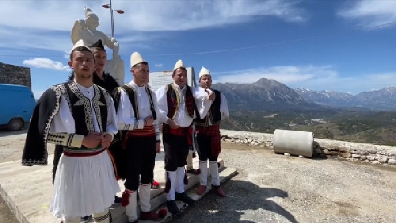 Kikia mendon nga këngët, jo se i shkon pas kufomave që duken si heronj apo është e vërtetë: Jemi popull servil e pa shtylle kurrizore!