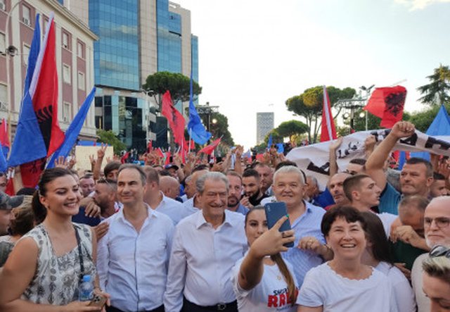 Berisha nxjerr në tribunë një grua që të sulmojë Yuri Kim