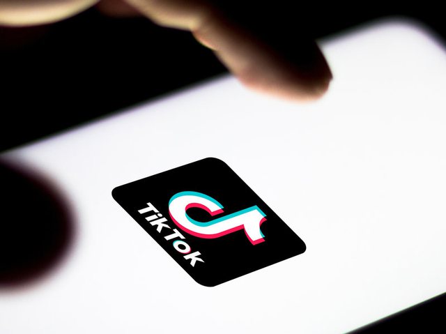 TikTok-u i mbushur me reklama sekrete të dyshimta