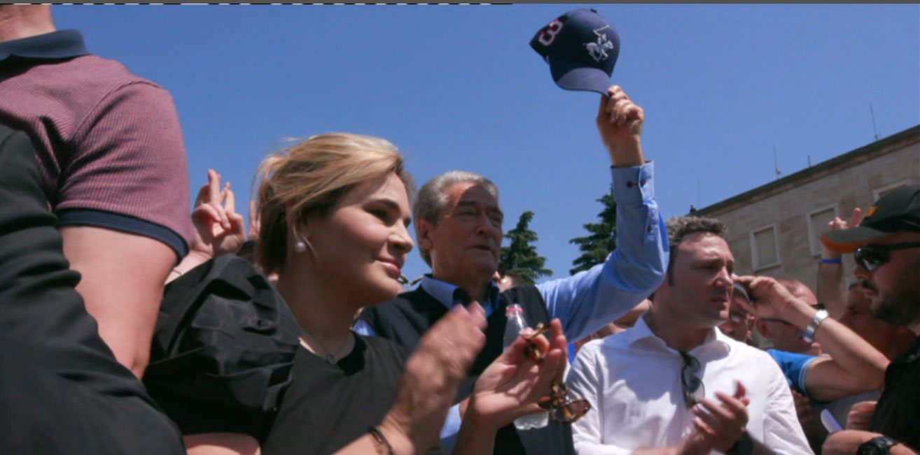 Ikni o hajdut të vijmë ne grabitësit makut… “kostum rakie” për protestuesit laraman!