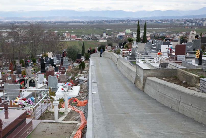 Shiste një varr për 2 milionë lekë, policia arreston drejtorin e Bashkisë Tiranë