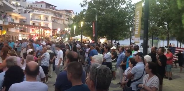 “Oligarkët e oborrit të Ramës po u grabitin pronat himariotëve”! Vangjel Dule dhe Fredi Beleri protestë në Himarë