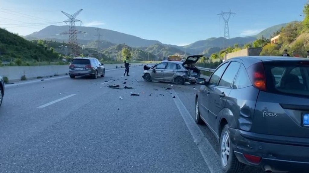 Aksidentohet familja në aksin Fier-Vlorë, humb jetën 6 vjeçari, prindërit dhe vajza e mitur në spital