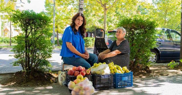 Një zonjë fisnike në këtë histori të trishtë! Ish mësuesja e gjuhës shqipe shet fruta në rrugë të madhe për të mbijetuar