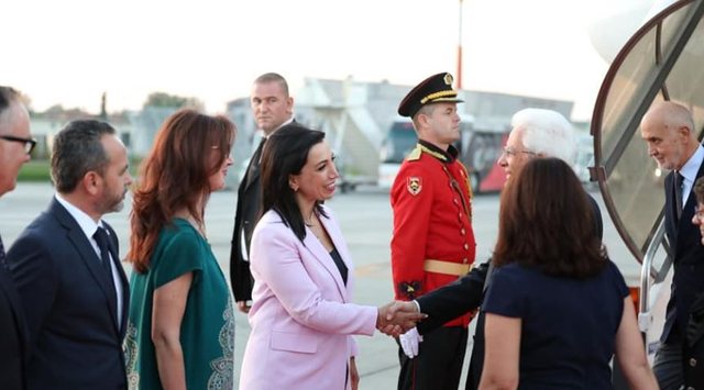 Presidenti italian në Shqipëri: Ja si u prit në aeroportin e Rinasit