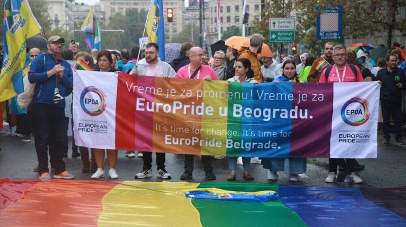 Tetë aktivistë shqiptarë LGBT u sulmuan gjatë paradës në Beograd