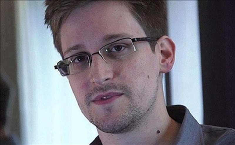 Rusia i jep nënshtetësinë “spiunit” amerikan Edward Snowden