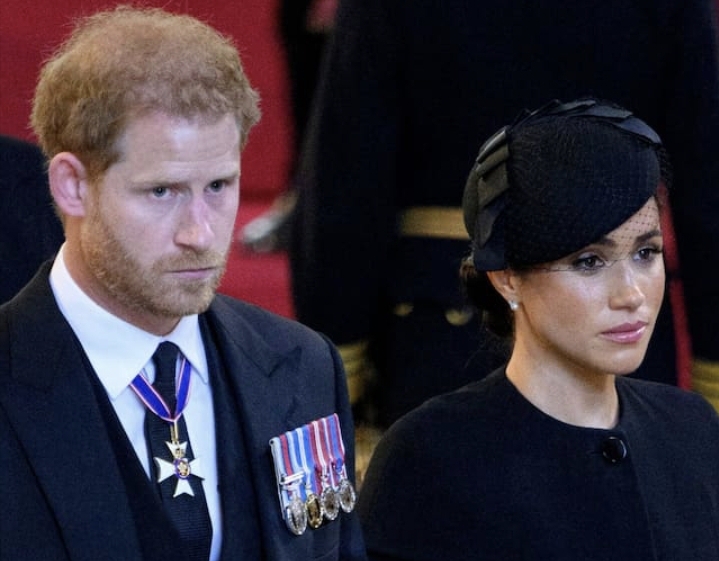 Skandal pas mureve të Pallatit Mbretëror: Harry dhe Meghan përjashtohen nga darka shtetërore