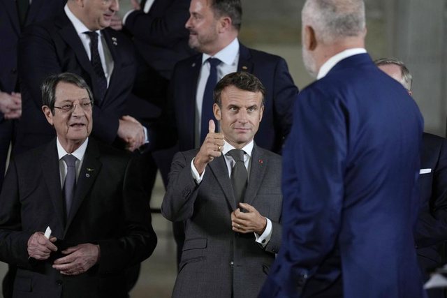 Komunikimi me shenja mes Macron dhe Ramës në Pragë, fotoja që po bëhet virale në mediat e huaja