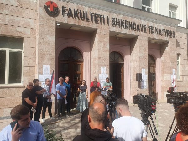 Rama u përgjigjet pedagogëve protestues: Nuk jeni as mësues gjimnazi e as mësues 9 vjeçareje! Universiteti është autonom me fondet e vetëfinancimit rriten sa të doni vetë rrogën