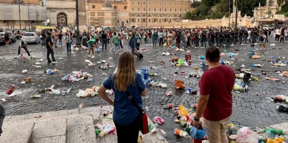 Pamje të pabesueshme! Tifozët e Real Betis shkatërrojnë Piazza del Popolo në qendër të Romës