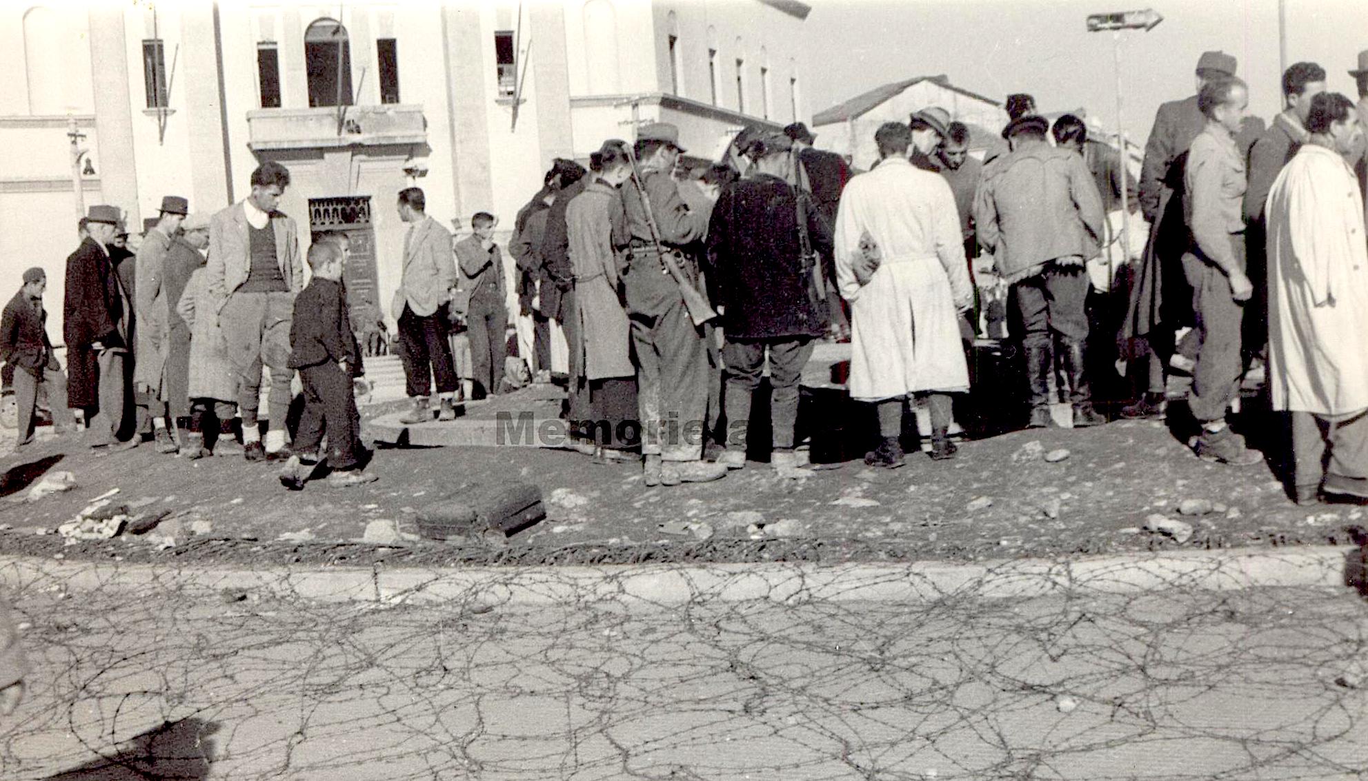 Si sot, me 17-Nentor 1944-tër u çlirua Tirana! Ngjarje që i bëri shumë “tiranas” të humbnin pronat! Pronarët e sotëm humbnin poturet, sofrat, minderet dhe mangallet