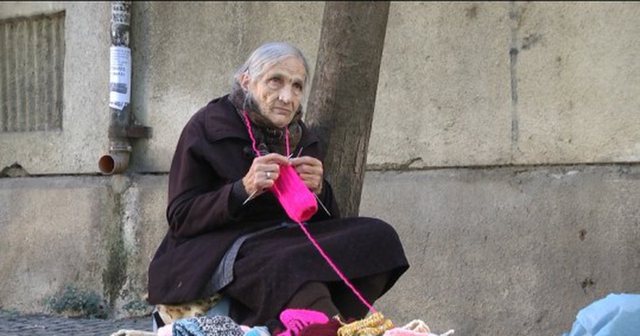 Thur çorape, 80-vjeçarja që punon për të mundur varfërinë