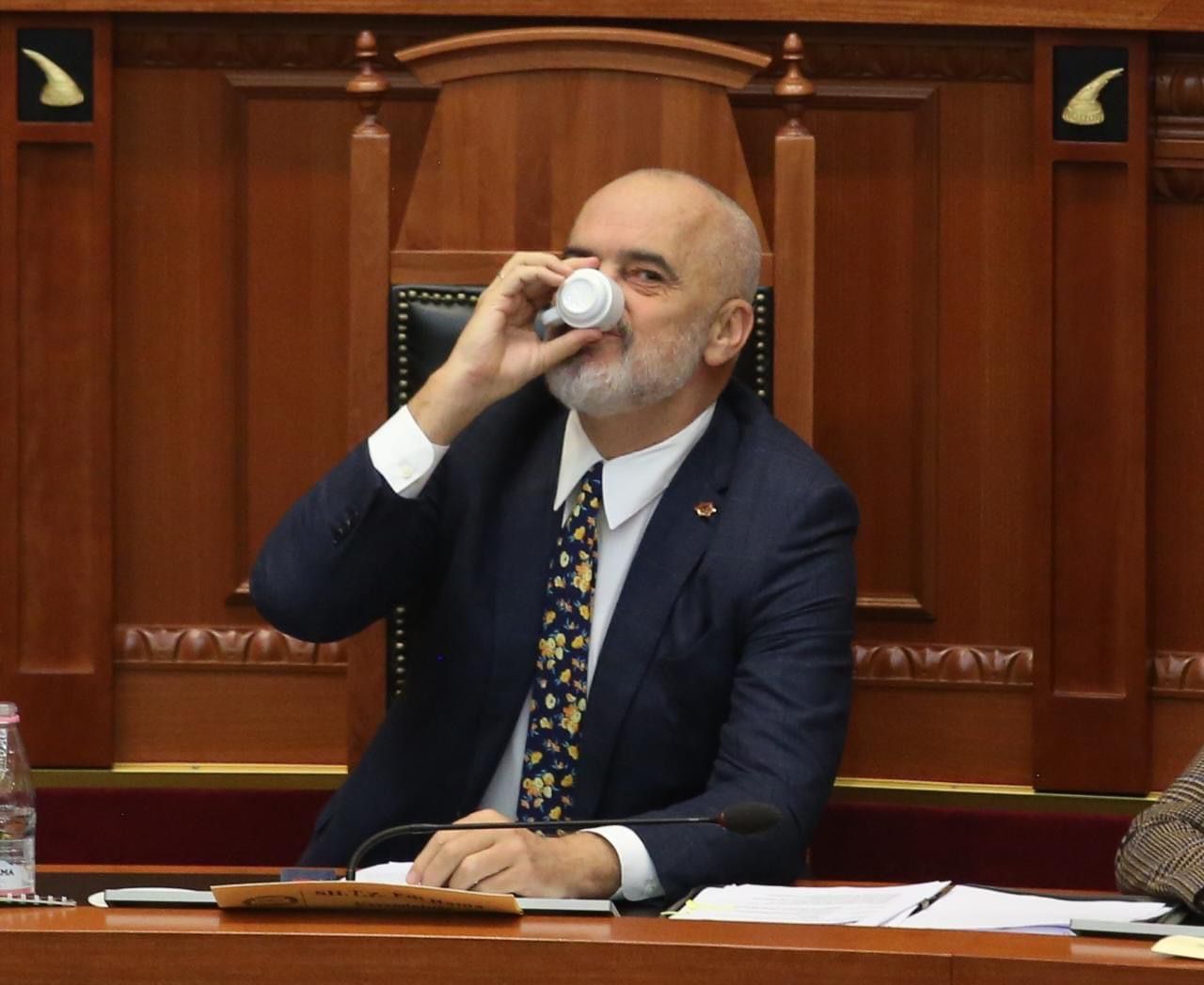 Berisha-Basha grinden për Portin e Durrësit, Rama shijon kafenë në Parlament