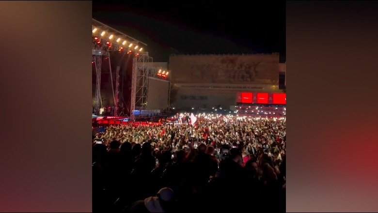 VIDEO/ Sfidohet i ftohti në 110 vjetorin e pavarësisë: Festa kulmon në shesh me koncertin e Dua Lipa! Qytetarët këndojnë në kor ‘kuqezi’ me Elvana Gjatën