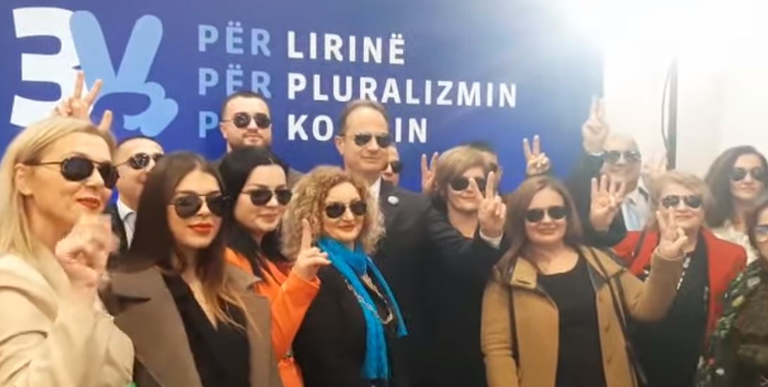 VIDEO-LAJM/  Klani “Salbino” apo demokratë?! Nga Partia e pardesyve të bardha në partinë e syzeve të zeza në 32 vjetorin e PD