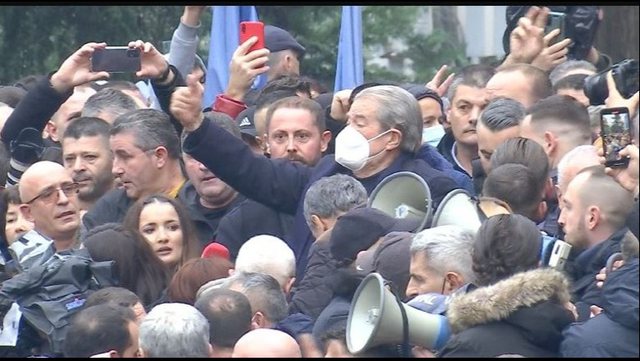 Protesta e Berishës më 6 dhjetor, ish- deputeti: Shumica do të jenë njerëz të paguar, edhe unë kam paguar njerëz, kemi dhënë 20 mijë lekë për çdo makinë